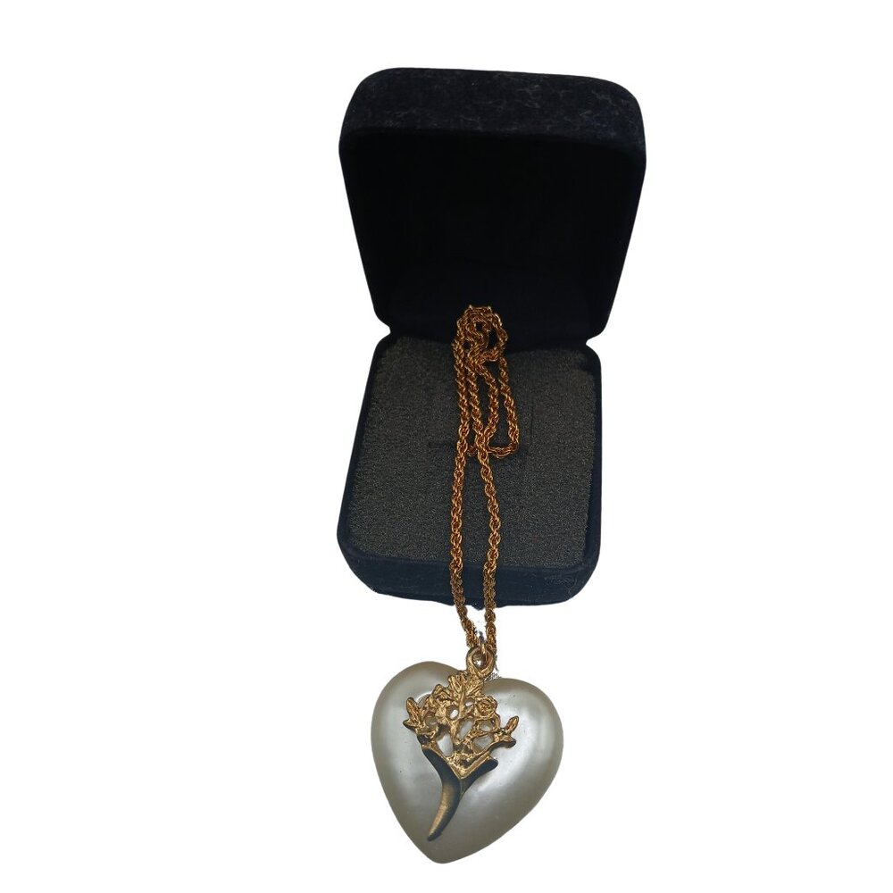 Vintage Valentine's Day 1991 AVON "Lustrous Heart Necklace